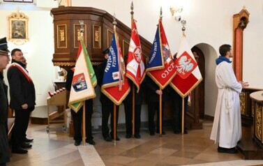 Delegacje sztandarowe w kościele