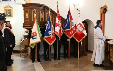 Delegacje sztandarowe w kościele