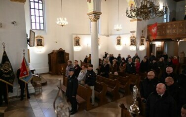 Mieszkańcy i delegacje w kościele