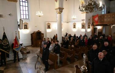 Mieszkańcy i delegacje w kościele