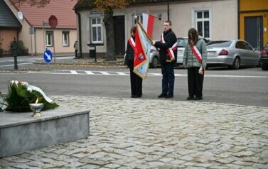 Delegacja sztandarowa przed pomnikiem 
