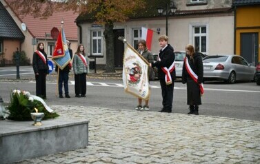 Delegacja sztandarowa przed pomnikiem 