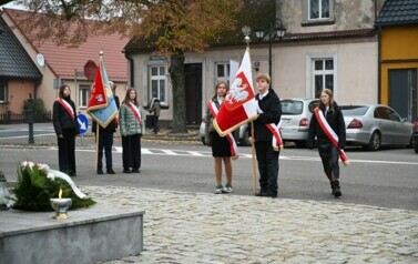 Delegacja sztandarowa przed pomnikiem 