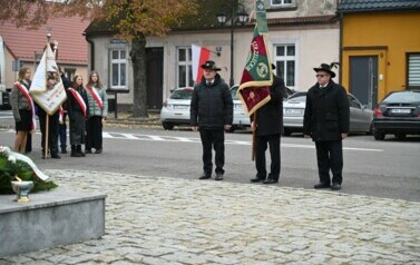 Delegacja sztandarowa przed pomnikiem 