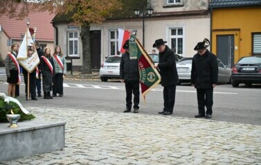 Delegacja sztandarowa przed pomnikiem 