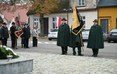 Delegacja sztandarowa przed pomnikiem 