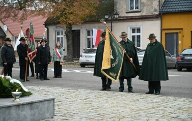 Delegacja sztandarowa przed pomnikiem 