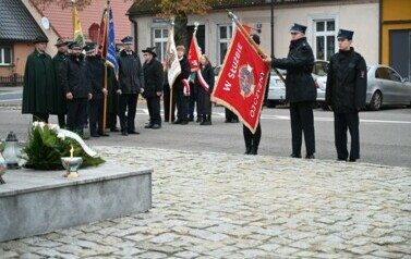 Delegacja sztandarowa przed pomnikiem 