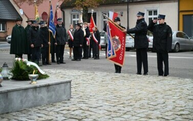 Delegacja sztandarowa przed pomnikiem 