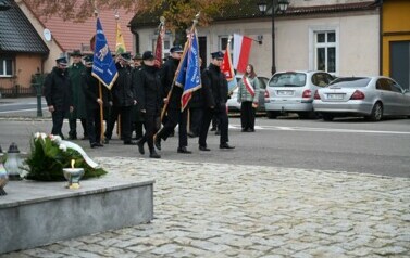 Delegacja sztandarowa przed pomnikiem 