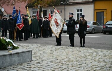 Delegacja sztandarowa przed pomnikiem 