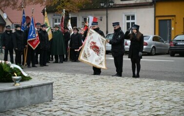 Delegacja sztandarowa przed pomnikiem 