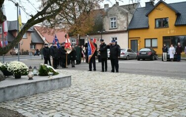 Delegacja sztandarowa przed pomnikiem 