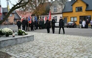 Delegacja sztandarowa przed pomnikiem 