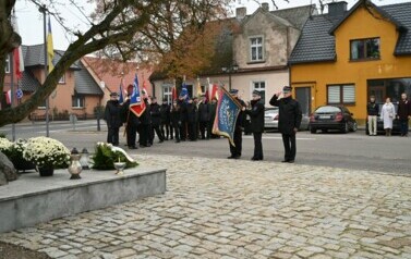 Delegacja sztandarowa przed pomnikiem 