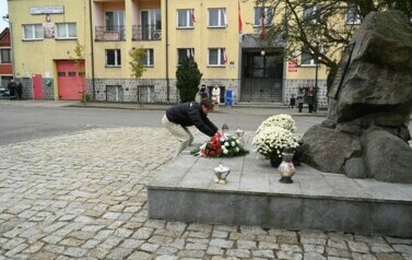 Przewodniczący Rady Młodzieży składa znicz na pomnik 