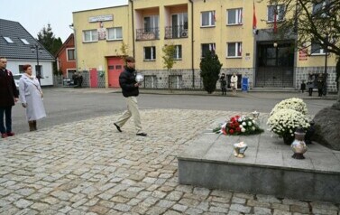 Przewodniczący Rady Młodzieży składa znicz na pomnik 