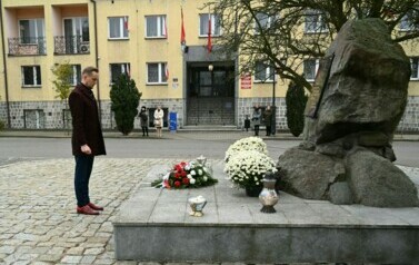 burmistrz przed pomnikiem