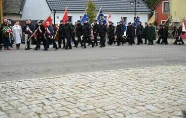 Delegacje oczekują na rozpoczęcie uroczystości
