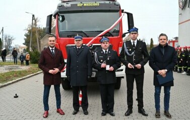 burmistrz wraz z strażakami przed nowym wozem strażackim 