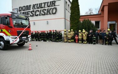 powitanie nowego wozu strażackiego przez strażak&oacute;w