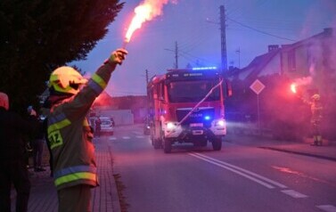 powitanie nowego wozu strażackiego przez strażak&oacute;w