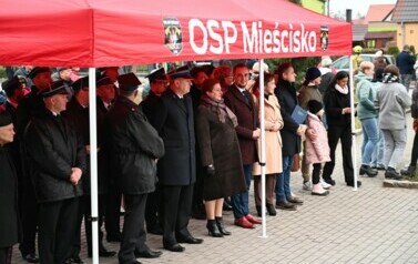 burmistrz wraz z mieszkańcami oczekuje na przyjazd nowego wozu strażackiego