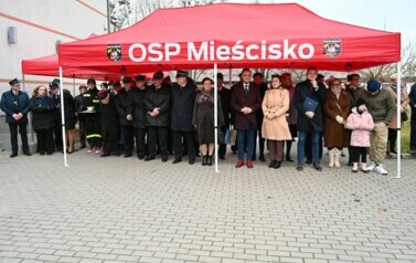burmistrz wraz z strażakami i mieszkańcami oczekuje na przyjazd nowego wozu strażackiego