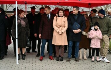 burmistrz wraz z panią przewodnicząca rady miejskiej  i mieszkańcami oczekuje na przyjazd nowego wozu strazackiego