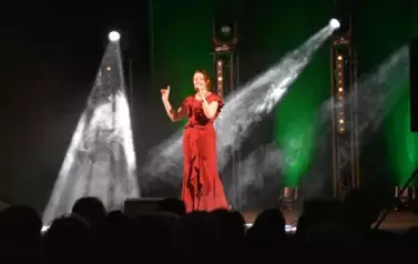 widzimy panią śpiewającą na scenie