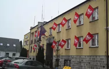 widzimy budynek przyozdobiony flagami