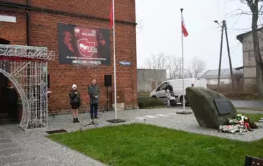 widzimy dziewczynkę m&oacute;wiącą do mikrofonu oraz pana stojącego obok