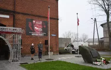 widzimy dziewczynkę m&oacute;wiącą do mikrofonu oraz pana stojącego obok