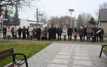 widzimy liczną grupę os&oacute;b 