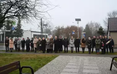 widzimy liczną grupę os&oacute;b 