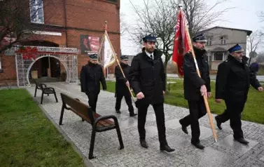 widzimy idące delegacje sztandarowe