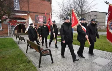 widzimy idące delegacje sztandarowe