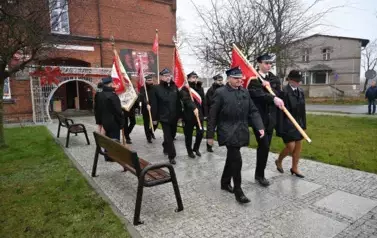 widzimy idące delegacje sztandarowe