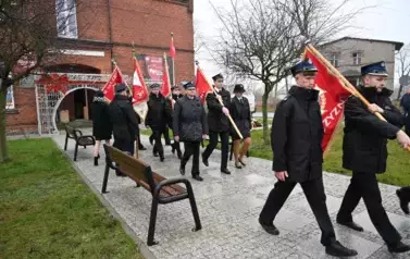 widzimy idące delegacje sztandarowe
