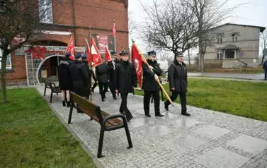 widzimy idące delegacje sztandarowe