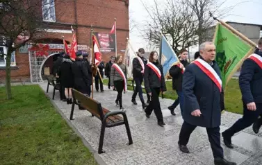 widzimy idące delegacje sztandarowe