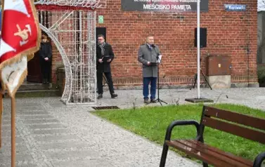 widzimy pana m&oacute;wiącego do mikrofonu
