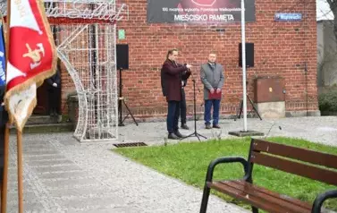 widzimy delegacje sztandarowe oraz pana m&oacute;wiącego do mikrofonu