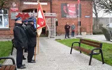 widzimy delegacje sztandarowe oraz pana m&oacute;wiącego do mikrofonu