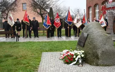 widzimy delegacje sztandarowe oraz pomnik