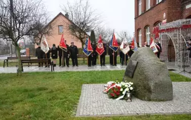 widzimy delegacje sztandarowe oraz pomnik
