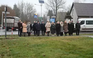 widzimy grupę os&oacute;b stojącą na baczność