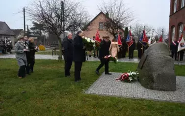 widzimy idącą delegacje z kwiatami