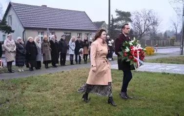 widzimy idącą delegacje z kwiatami
