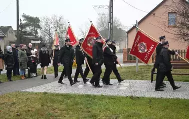 widzimy wchodzące delegacje sztandarowe